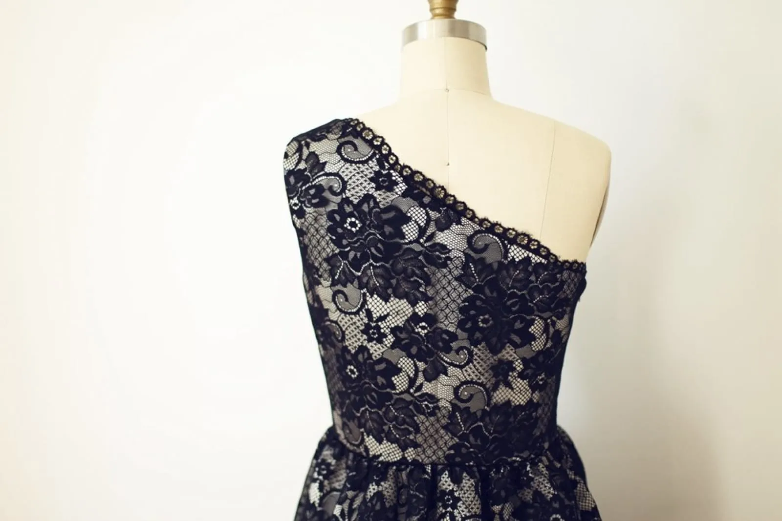 One Shoulder Black Lace Short Knee Length Wedding Bridesmaid Dress