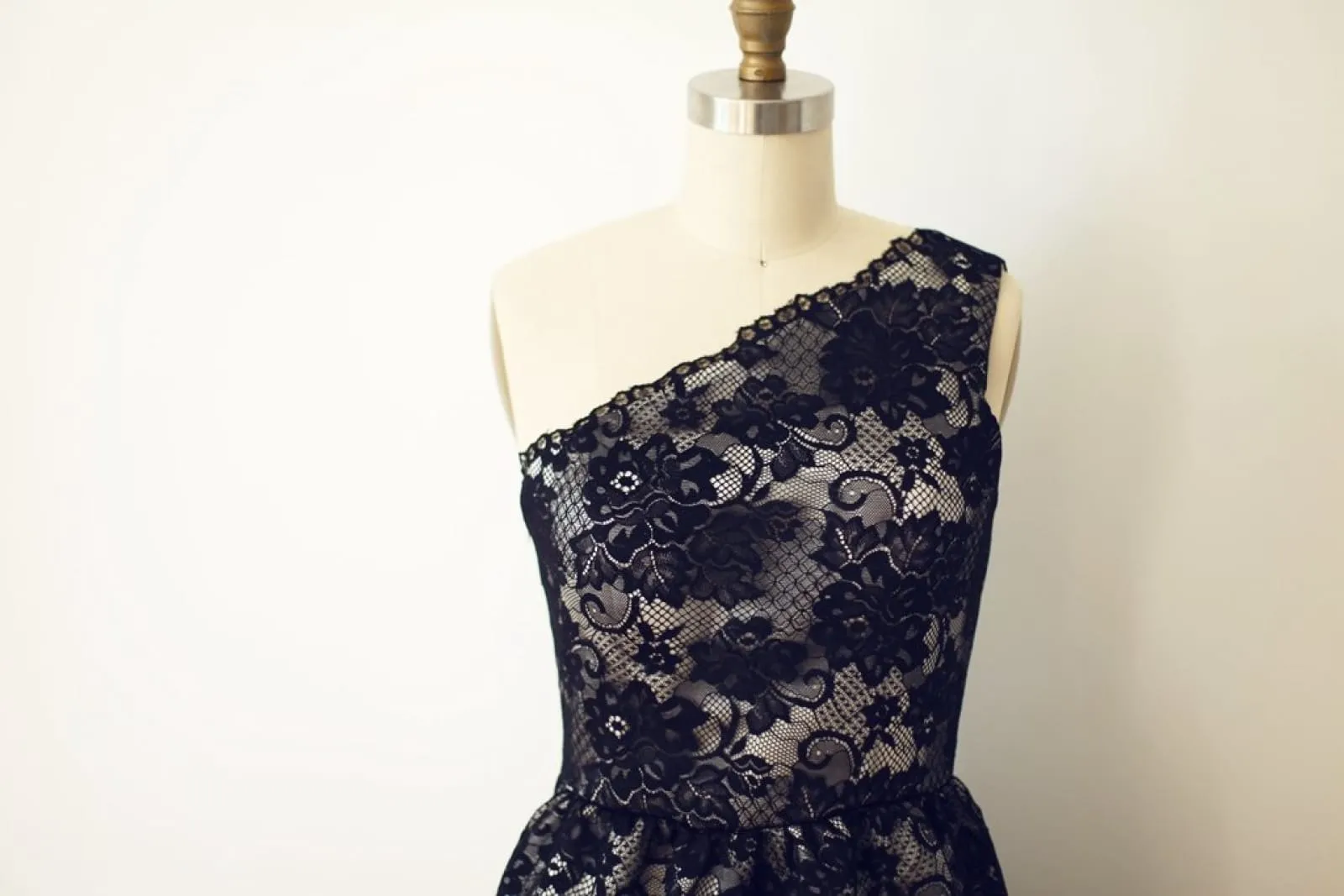 One Shoulder Black Lace Short Knee Length Wedding Bridesmaid Dress