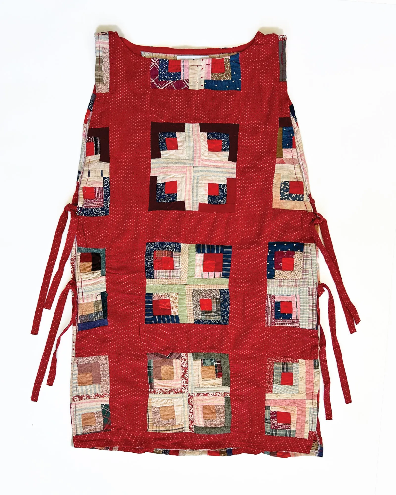 THE QUILTED PINAFORE - LOG CABIN RED