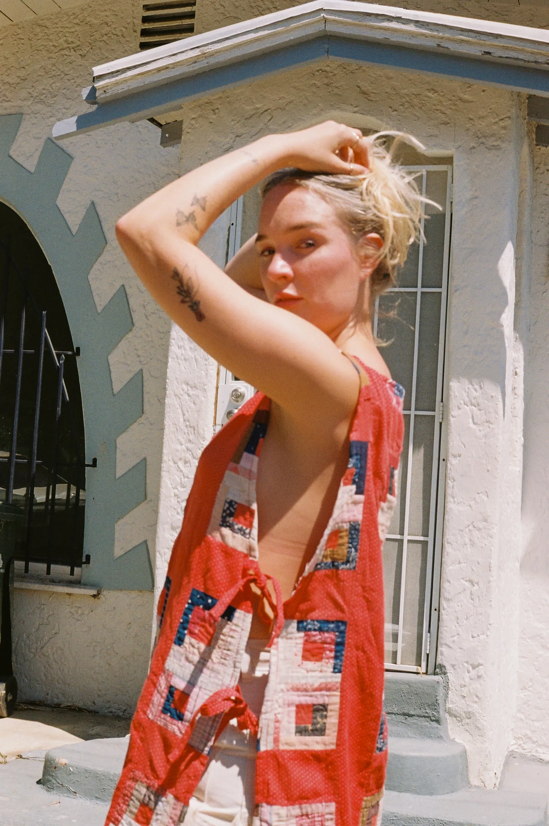 THE QUILTED PINAFORE - LOG CABIN RED